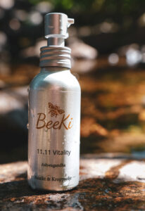 jente-med-beeki-produkt-i-hånda