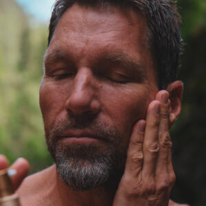 mann som smører olje