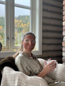 dame med leirmaske i ansiktet