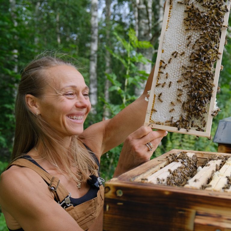 kvinne-holder-bikube