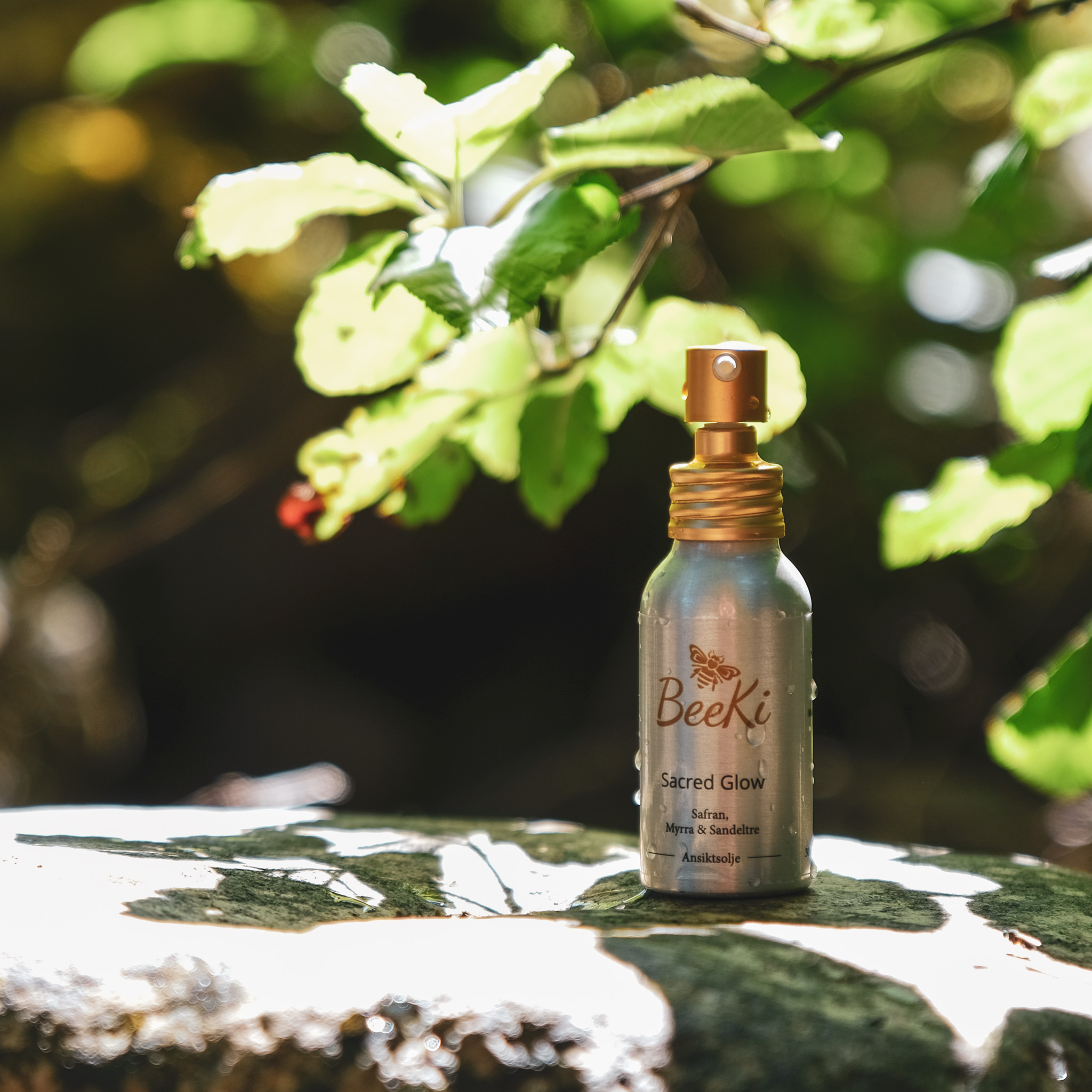 Beeki-produkt-avbildet-i-skogen