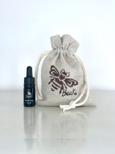 BeeKi 1ap Sacred Glow med pose