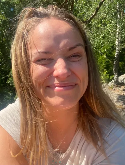 Bilde av dame som har fått fin hud etter hudpleie